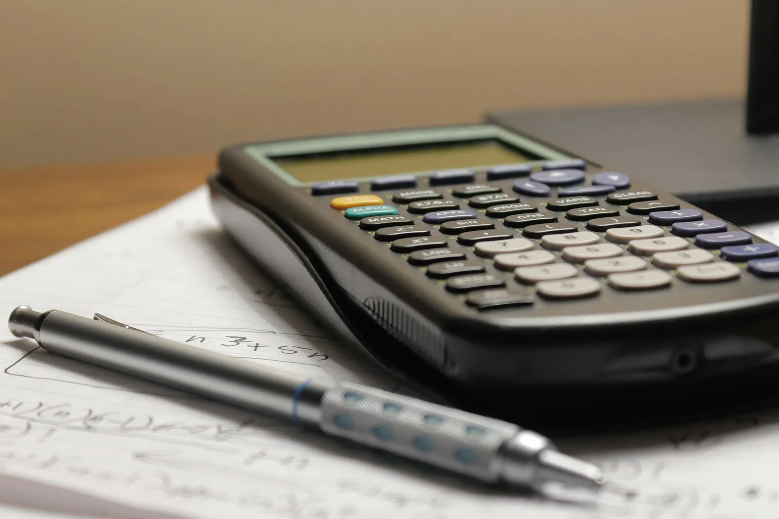 Micro foncier : calculatrice et porte-mine posés sur une feuille de calculs manuscrits